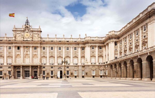 palacio real de madrid fachada-min